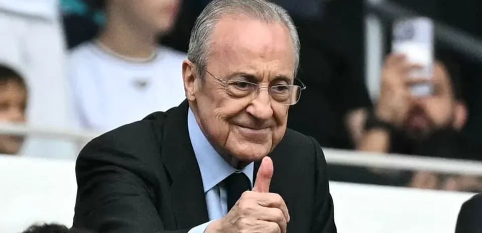 Hombre dando un pulgar arriba en el estadio