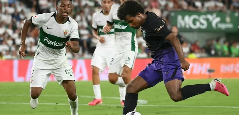 Jugadores compitiendo por el balón en el partido