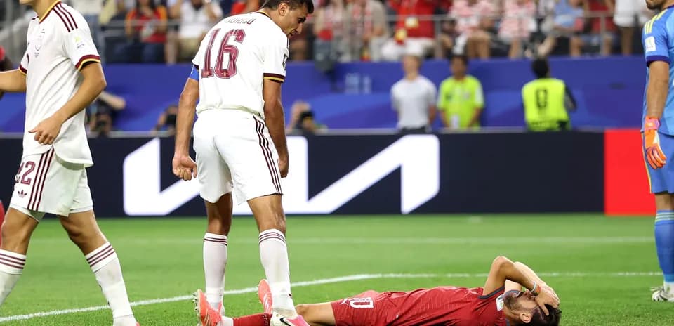 Jugador caído en el campo durante un partido