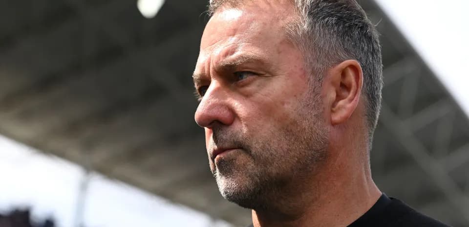 Entrenador observando el partido desde la línea de banda