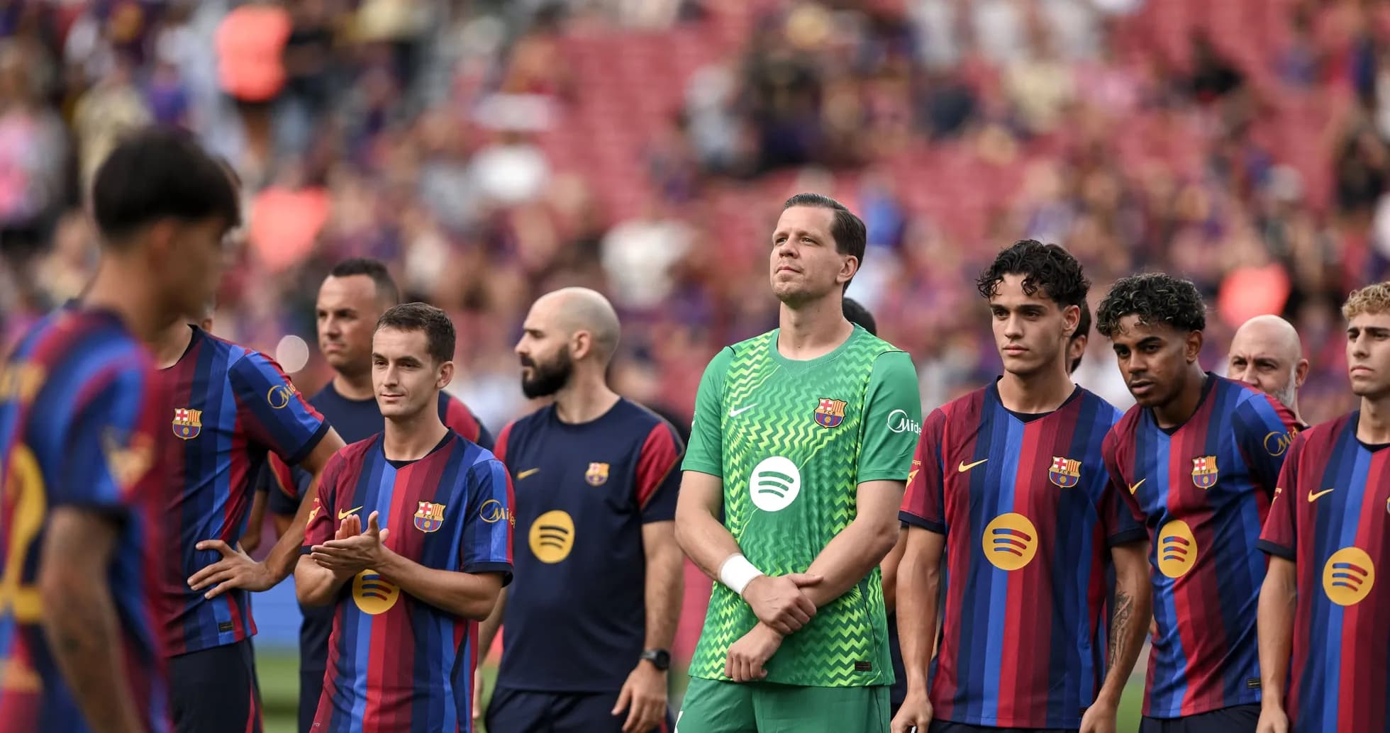 Jugadores del FC Barcelona alineados en el campo