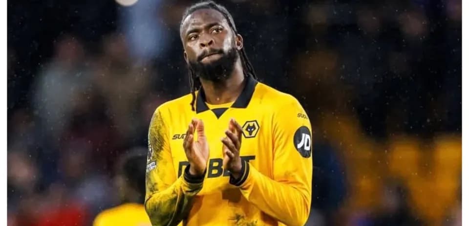 Jugador aplaudiendo con camiseta de Wolverhampton