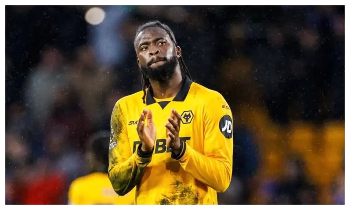 Jugador aplaudiendo con camiseta de Wolverhampton