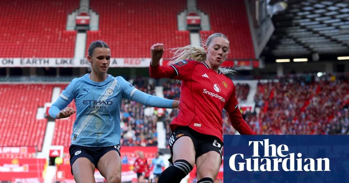 Jugadora de Manchester City compitiendo con jugadora de Manchester United