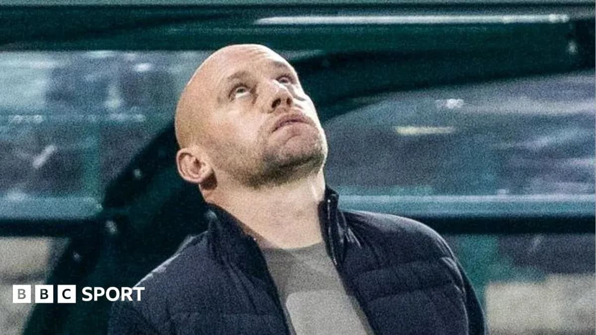 Entrenador mirando hacia arriba durante el partido