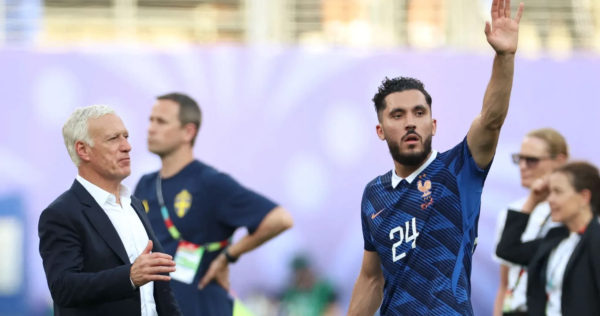Jugador de Francia saludando al entrenador durante partido