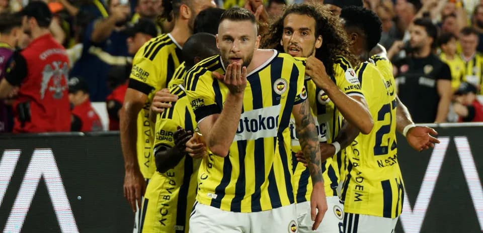 Jugadores de Fenerbahçe celebrando un gol juntos