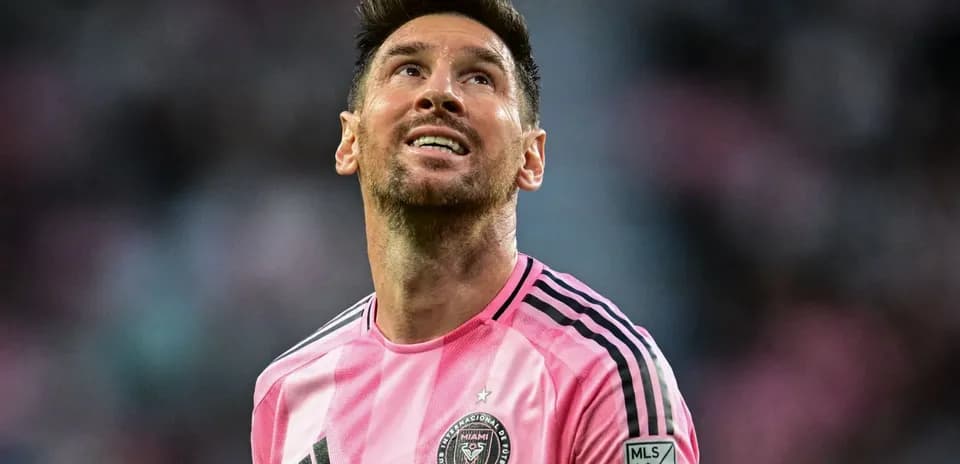 Jugador mirando hacia arriba durante el partido