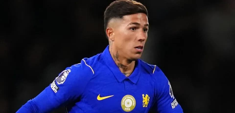 Jugador de Chelsea corriendo en camiseta azul