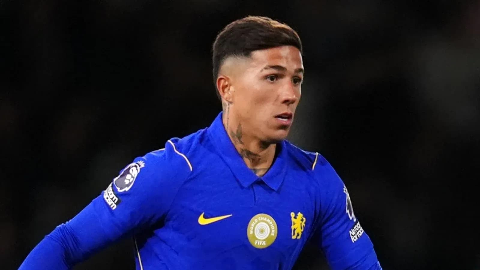 Jugador de Chelsea corriendo en camiseta azul