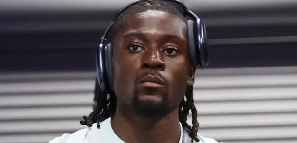 Jugador con auriculares en un ambiente urbano