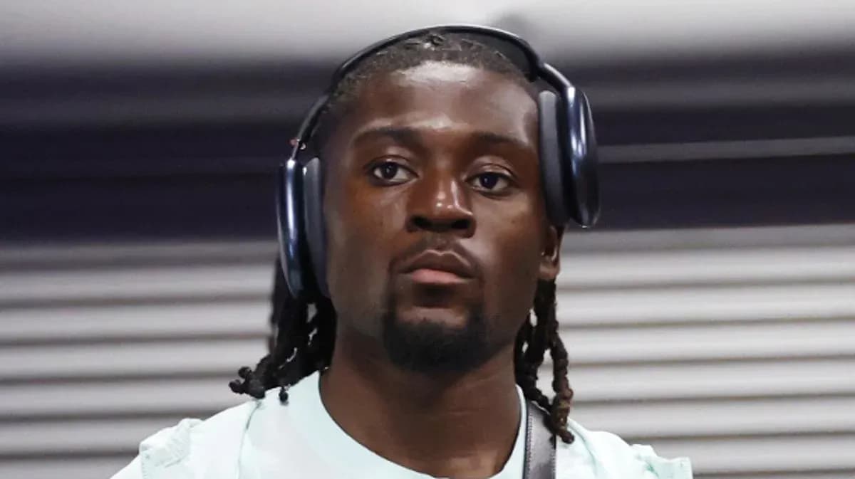 Jugador con auriculares en un ambiente urbano