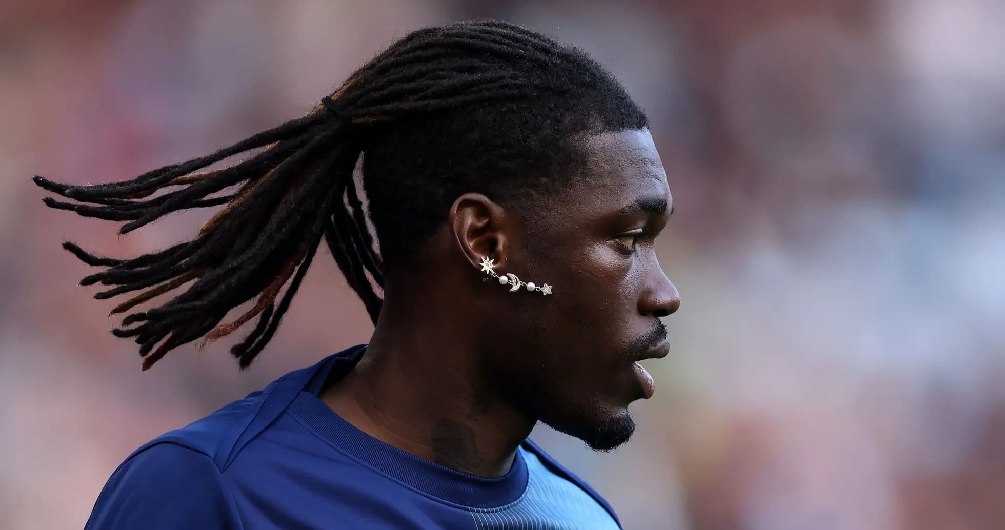 Jugador con trenzas y pendiente en el oído