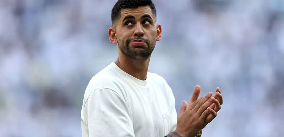 Jugador aplaudiendo en el campo de fútbol