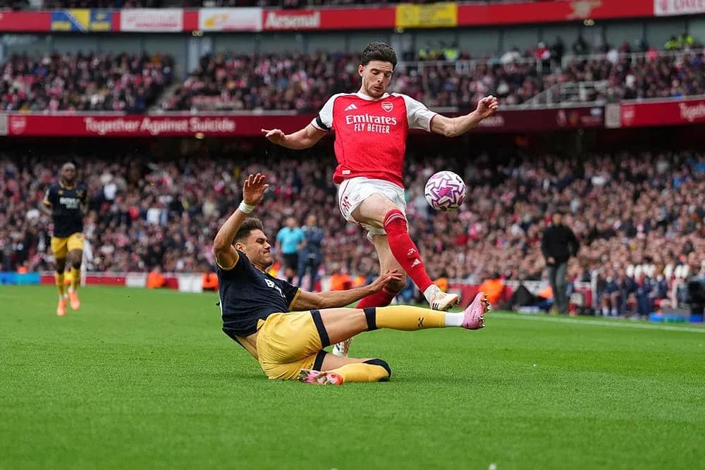 Jugador de Arsenal esquivando a un rival de West Ham