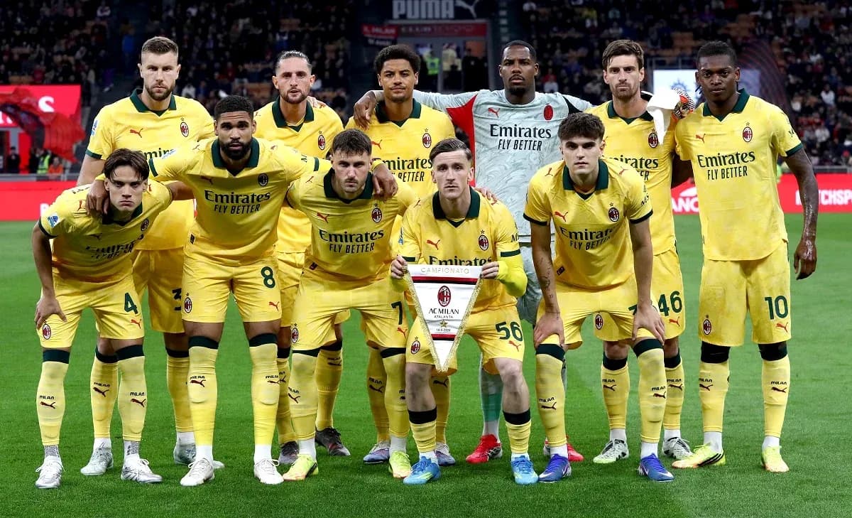 Jugadores de AC Milan en alineación previa al partido