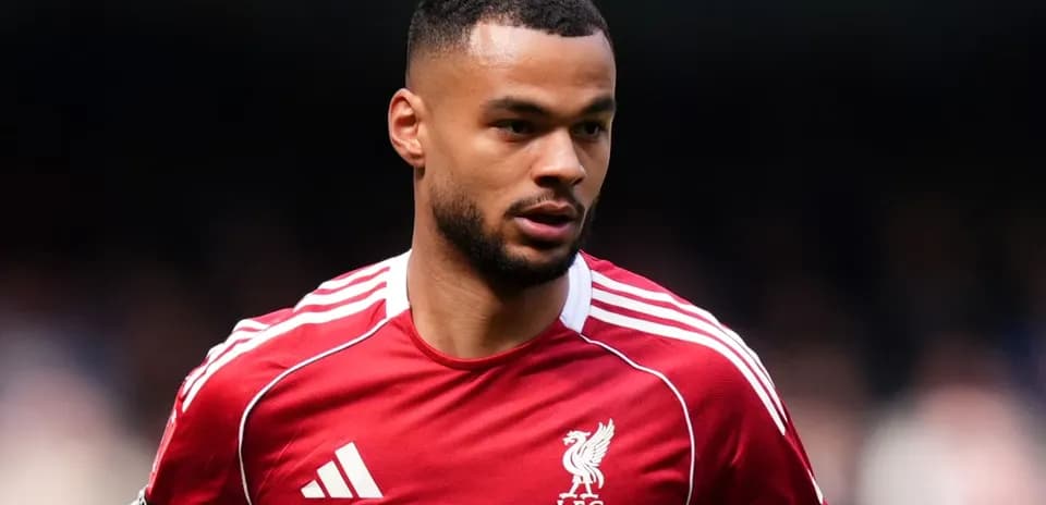 Jugador de Liverpool FC en uniforme rojo