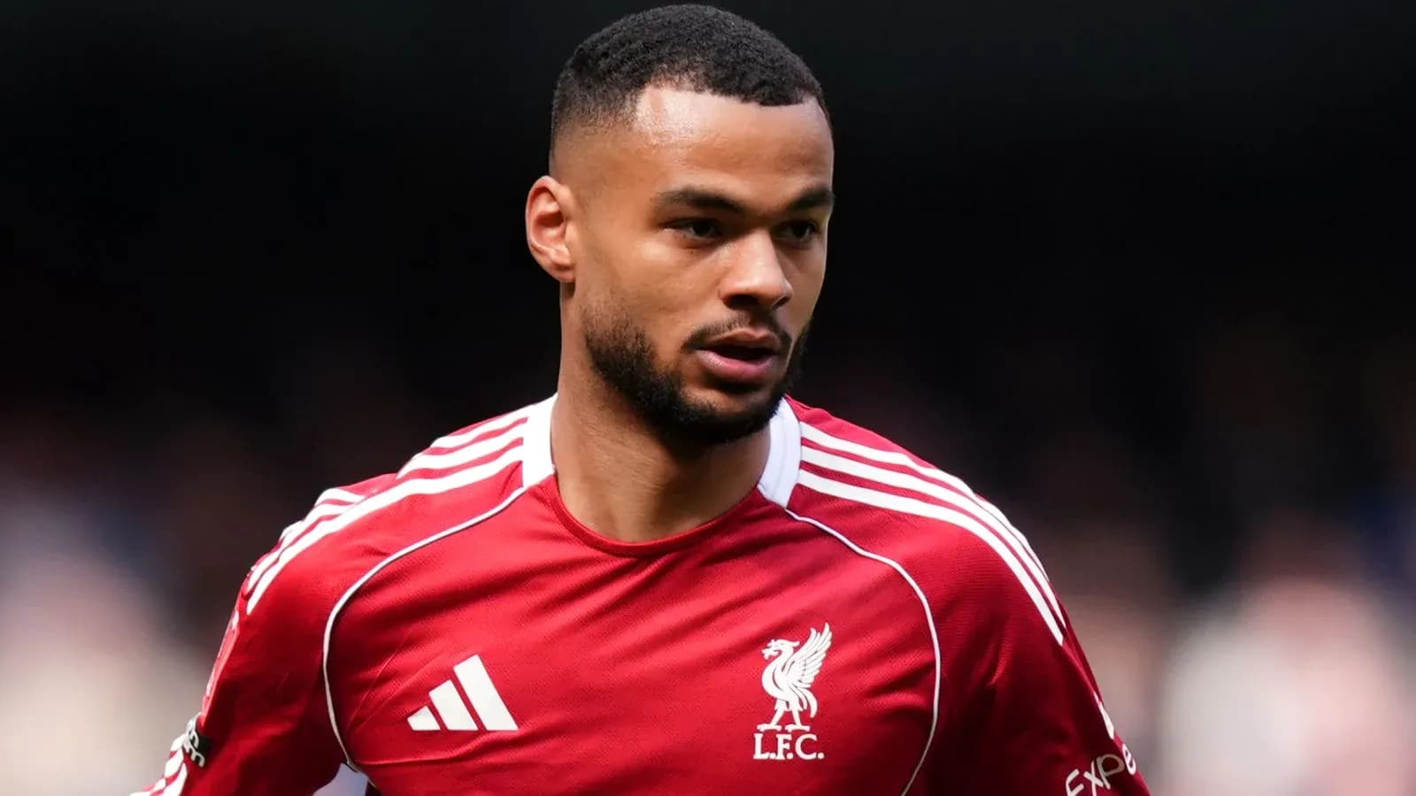 Jugador de Liverpool FC en uniforme rojo