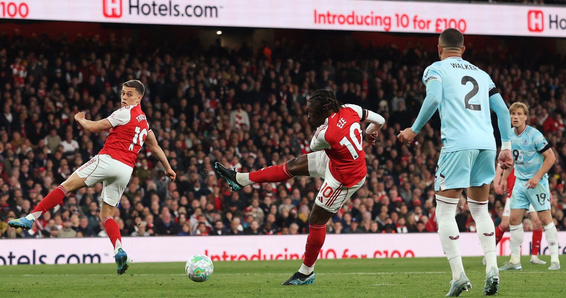 Jugador de Arsenal disparando contra Burnley