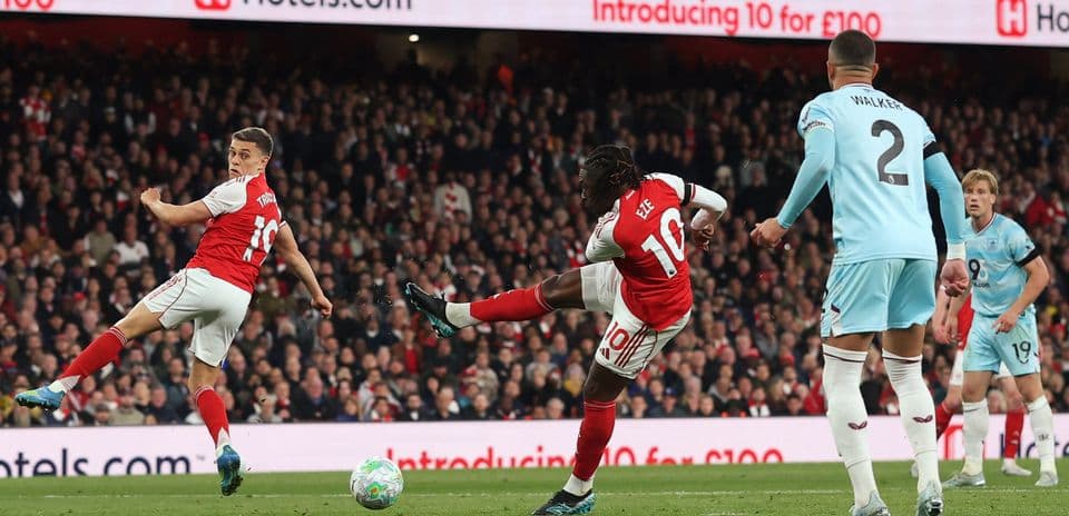 Jugador de Arsenal disparando contra Burnley