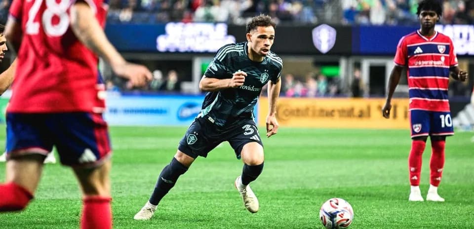 Jugador del Seattle Sounders en acción durante el partido