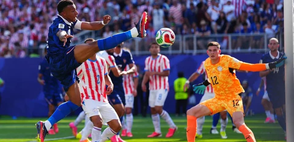Jugador chutando el balón durante un partido de fútbol