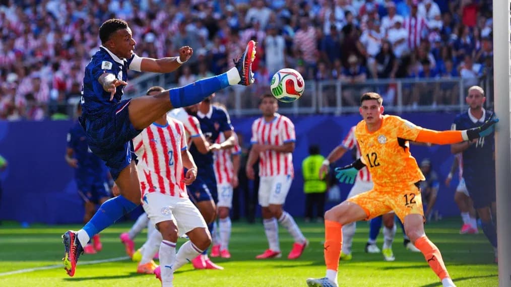 Jugador chutando el balón durante un partido de fútbol