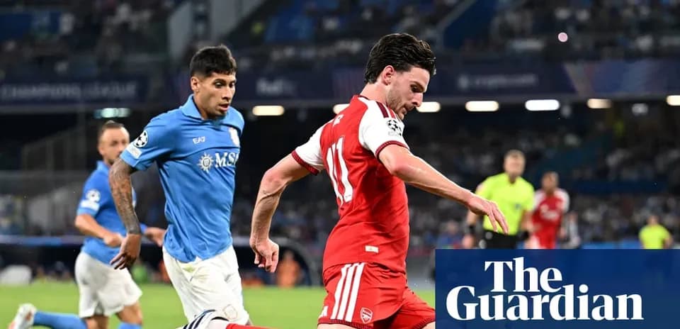 Jugador de Arsenal driblando ante oponente de Napoli
