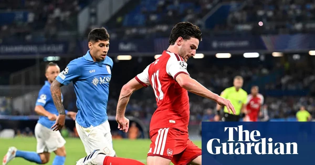 Jugador de Arsenal driblando ante oponente de Napoli