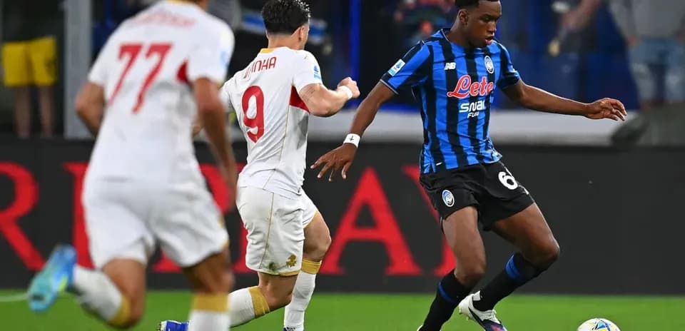 Jugadores de Atalanta y Roma disputando el balón