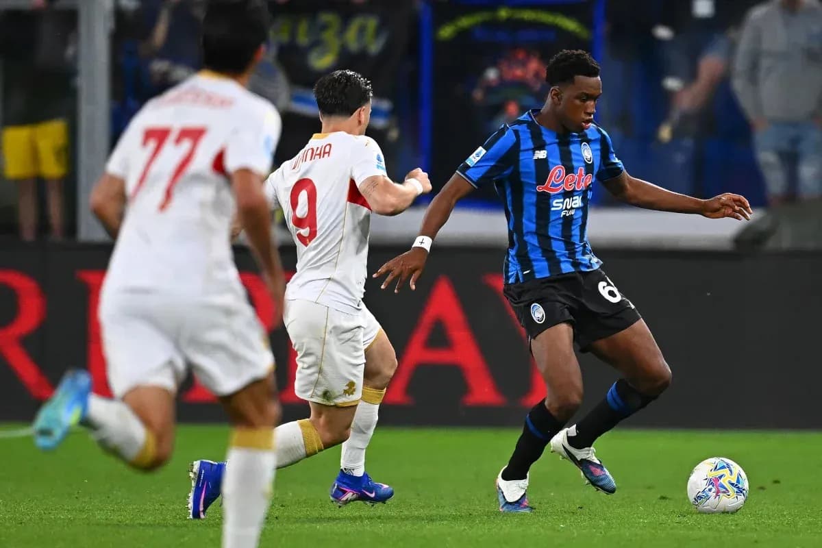 Jugadores de Atalanta y Roma disputando el balón
