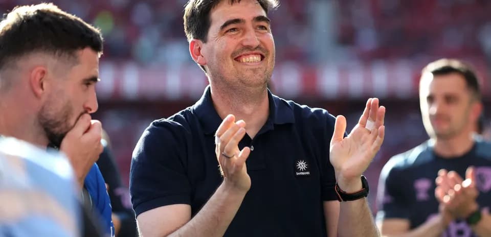 Entrenador aplaudiendo durante el evento deportivo