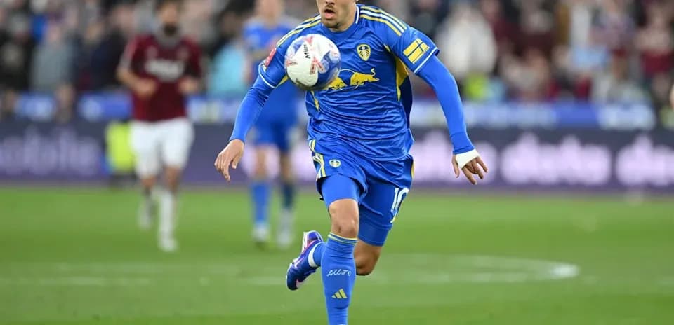 Jugador de Leeds United controlando el balón en el campo