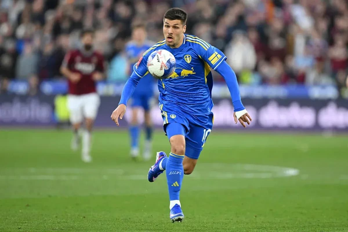 Jugador de Leeds United controlando el balón en el campo