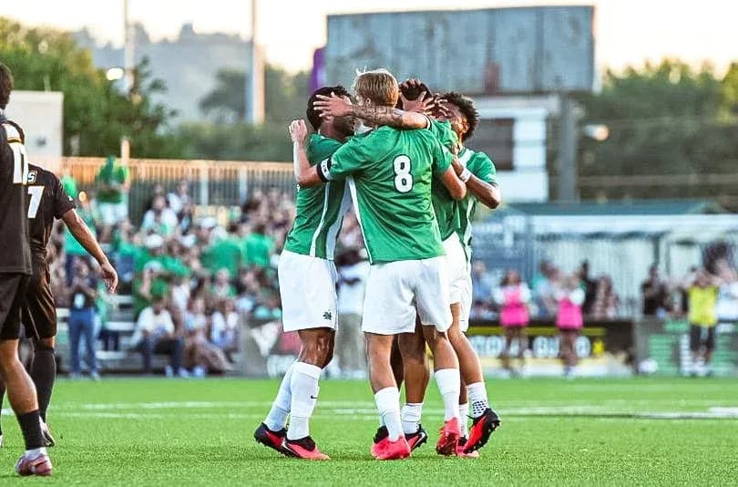 Jugadores celebrando un gol en el campo de fútbol
