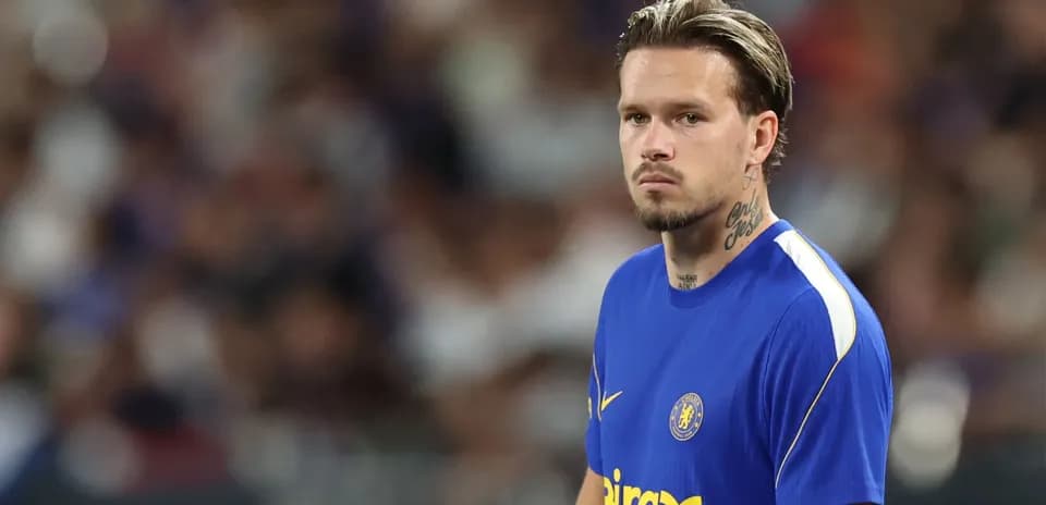 Jugador con camiseta azul del Chelsea en el campo