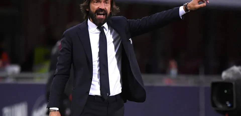 Entrenador dando instrucciones durante el partido