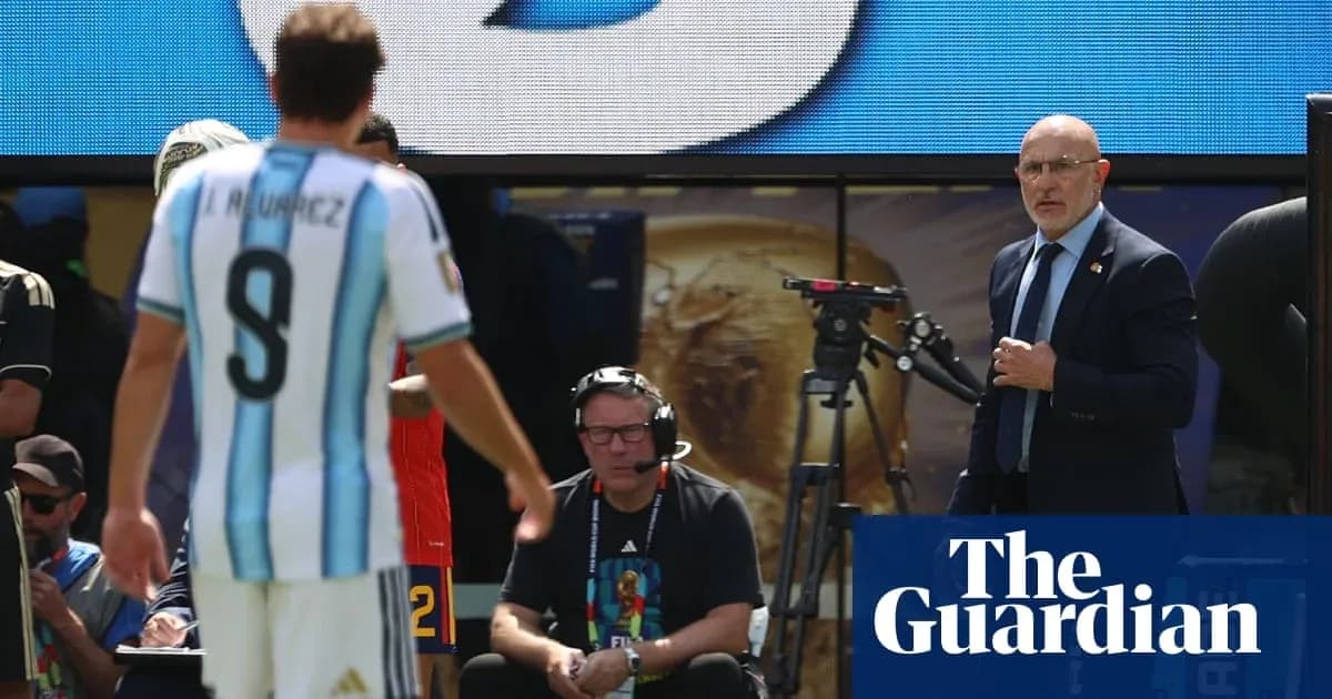 Jugador argentino I. Álvarez saliendo del campo de juego