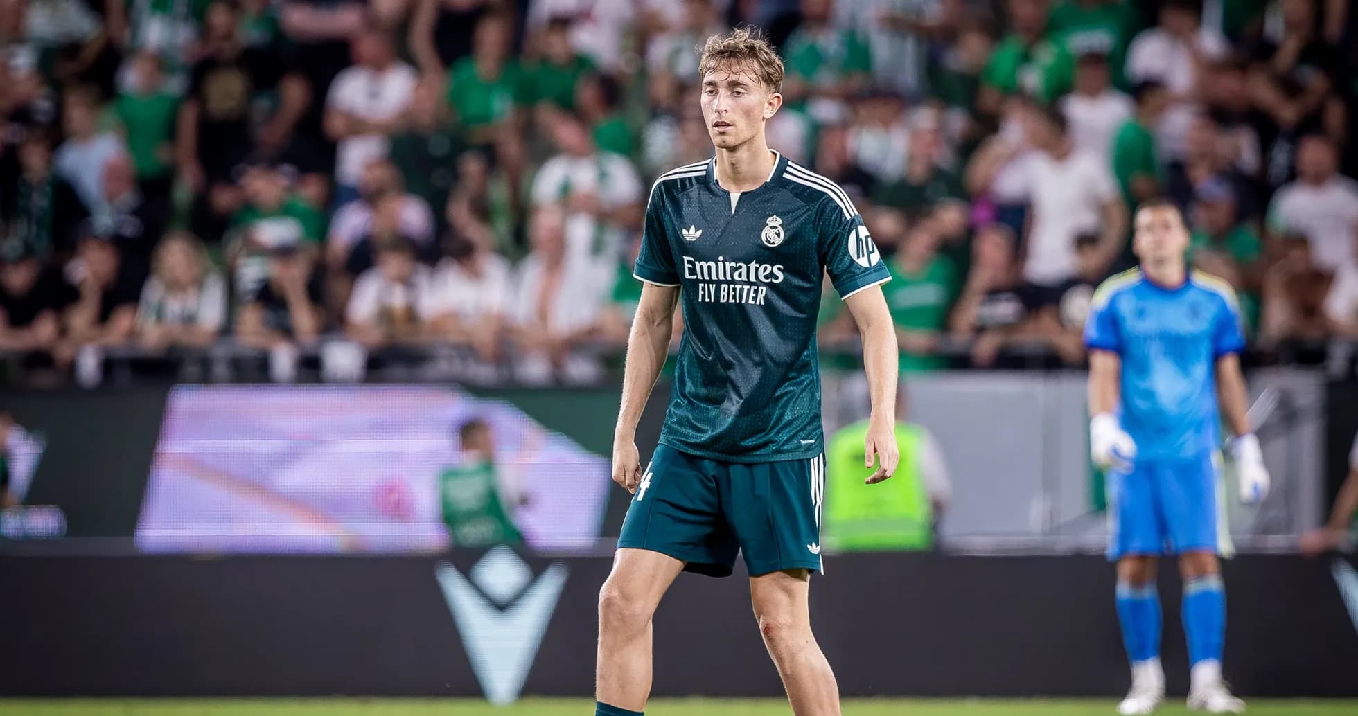 Jugador de Real Madrid en partido con público detrás