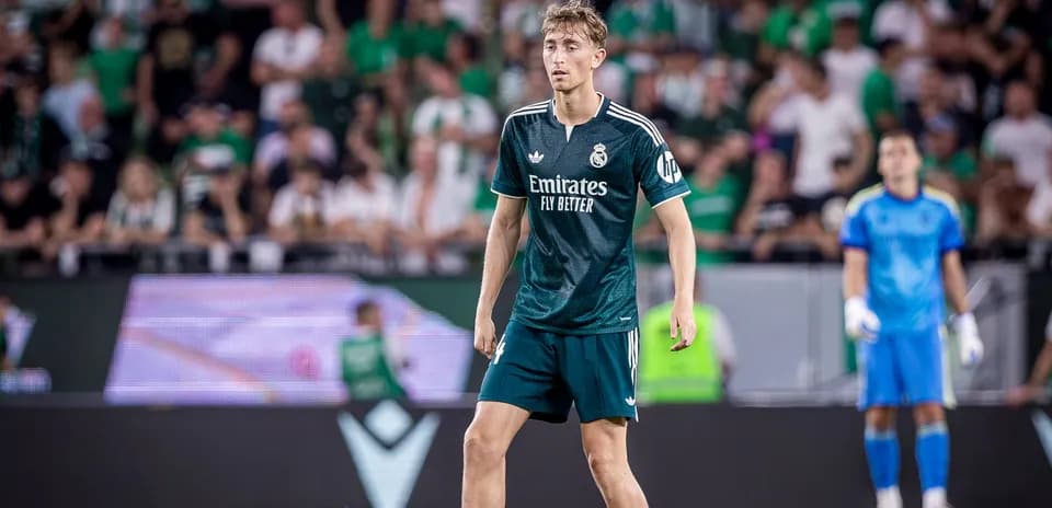 Jugador de Real Madrid en partido con público detrás