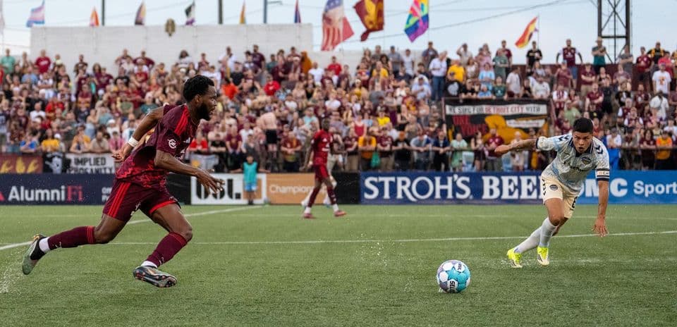 Jugador persigue el balón durante el partido