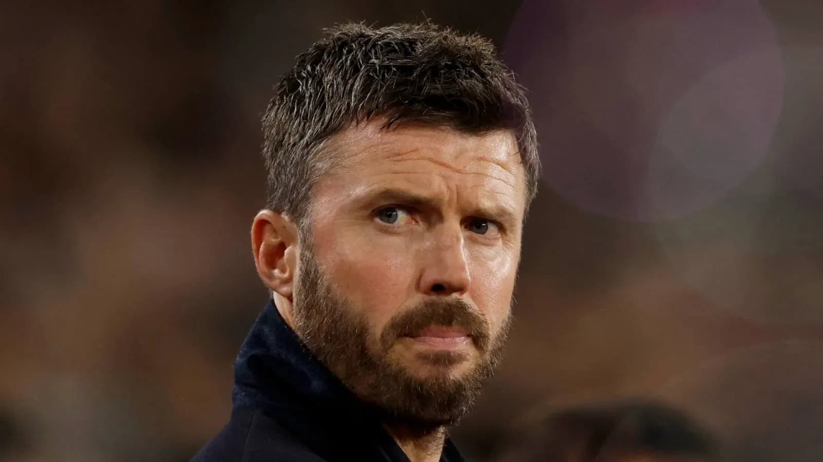 Entrenador observando el partido desde la banda