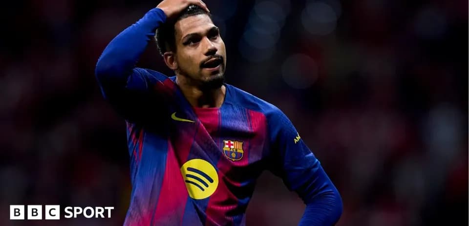 Jugador de Barcelona con la mano en la cabeza