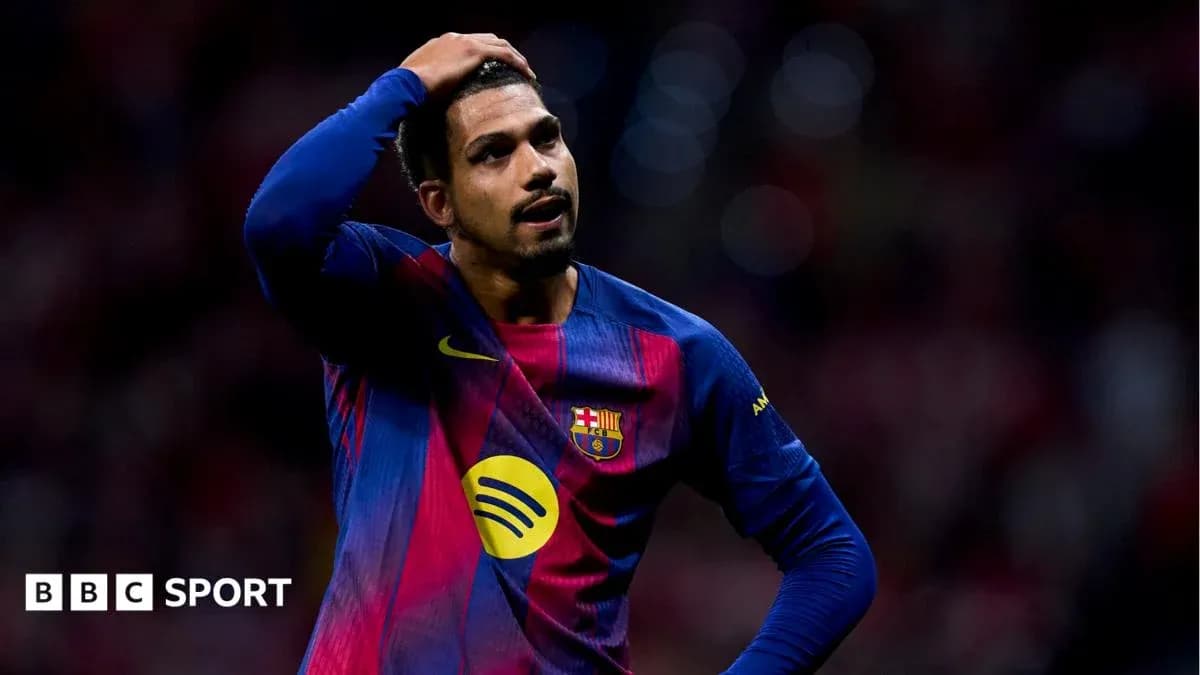 Jugador de Barcelona con la mano en la cabeza