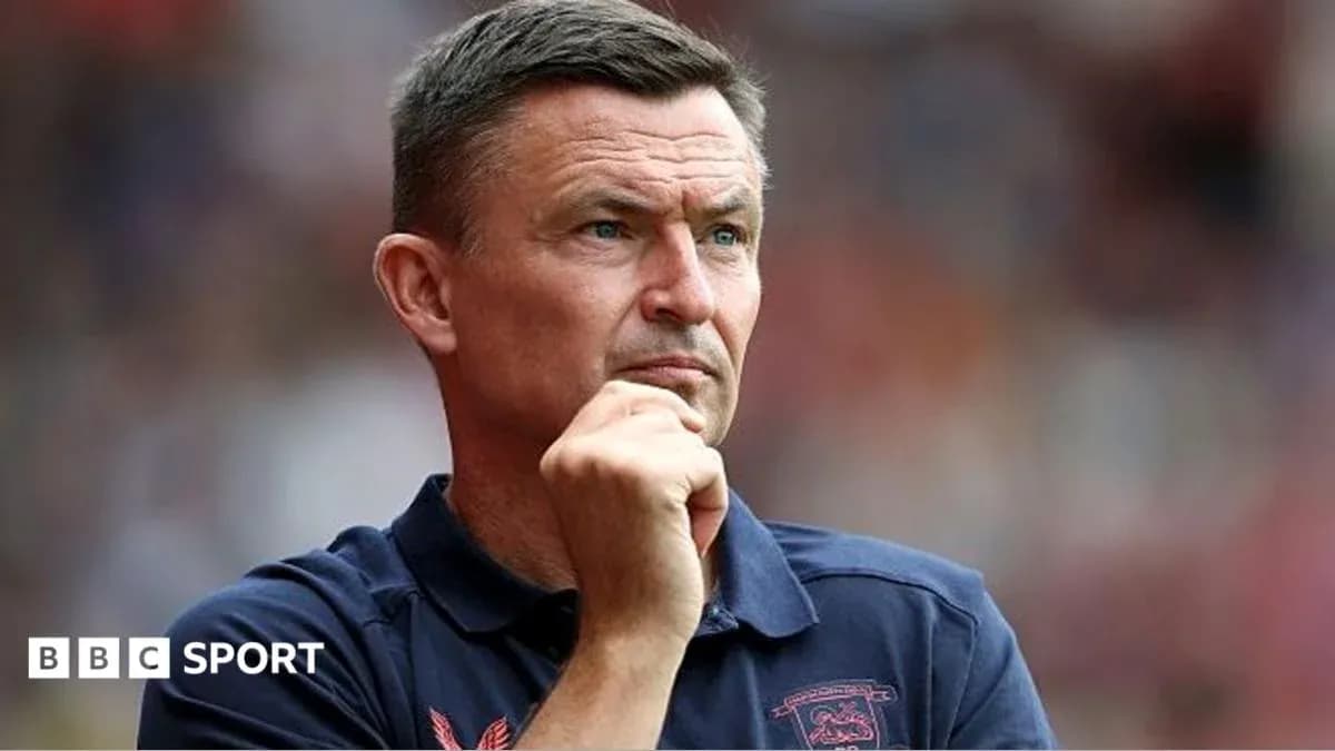Entrenador pensativo durante un partido de fútbol