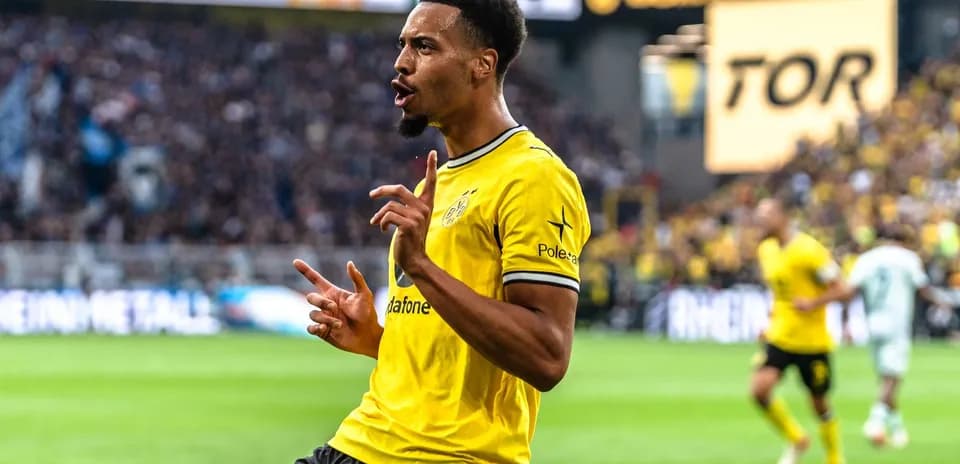 Jugador celebrando un gol en el estadio