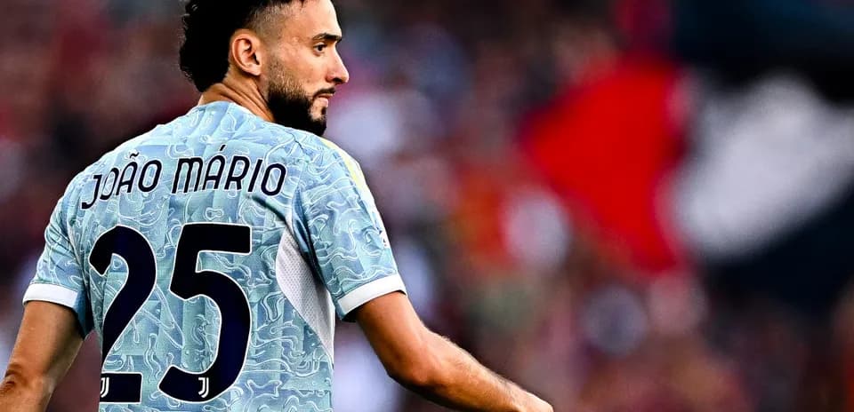 Jugador João Mário con camiseta número 25 en partido