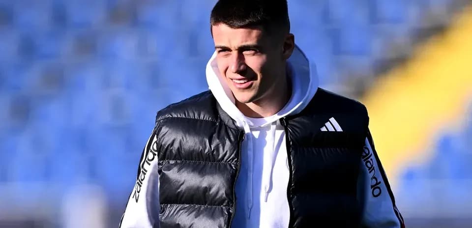 Jugador caminando en el campo de entrenamiento