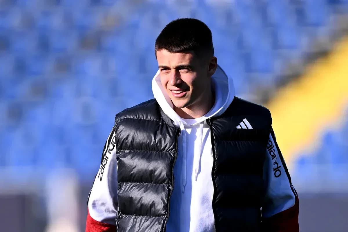 Jugador caminando en el campo de entrenamiento