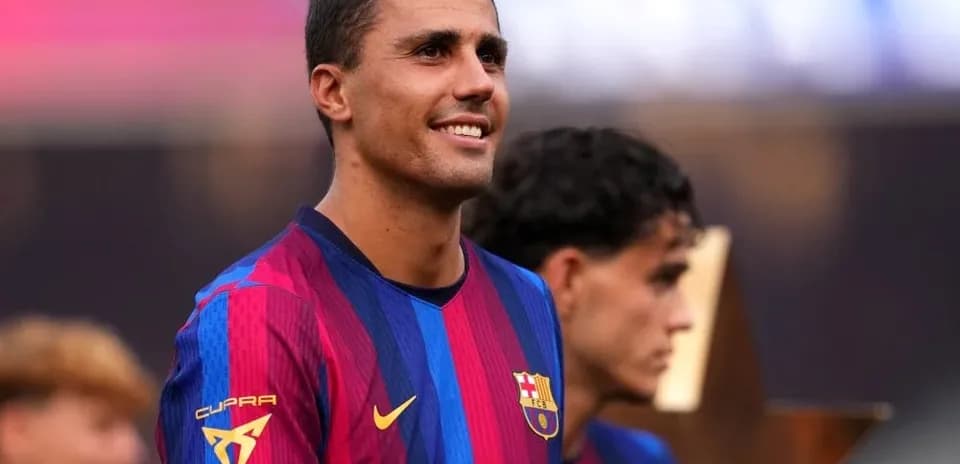 Jugador de Barcelona posando con trofeo